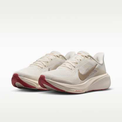 Nike Pegasus 42 Straßenlaufschuh (Damen) – Phantom/Chalk/Sail/Metallic Gold Grain