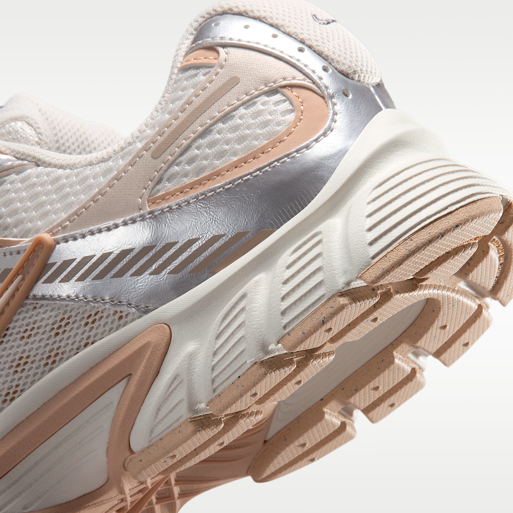 Nike V5 RNR Schuh mit reflektierenden Akzenten (Damen) – Phantom/Chalk/Shimmer/Phantom
