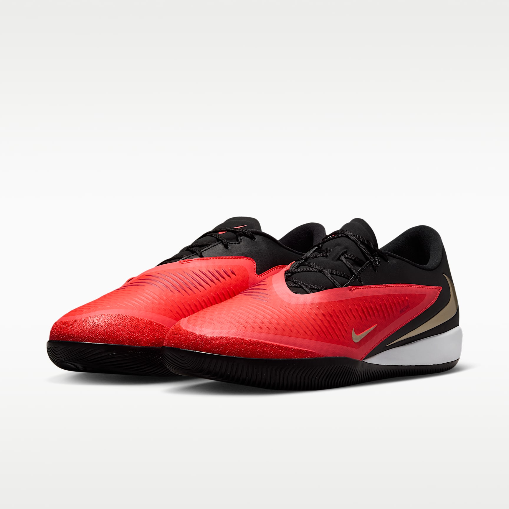 Nike Phantom 6 Low Academy Fußballschuh für Hallen- und Hartplätze – Bright Crimson/Schwarz/Blur