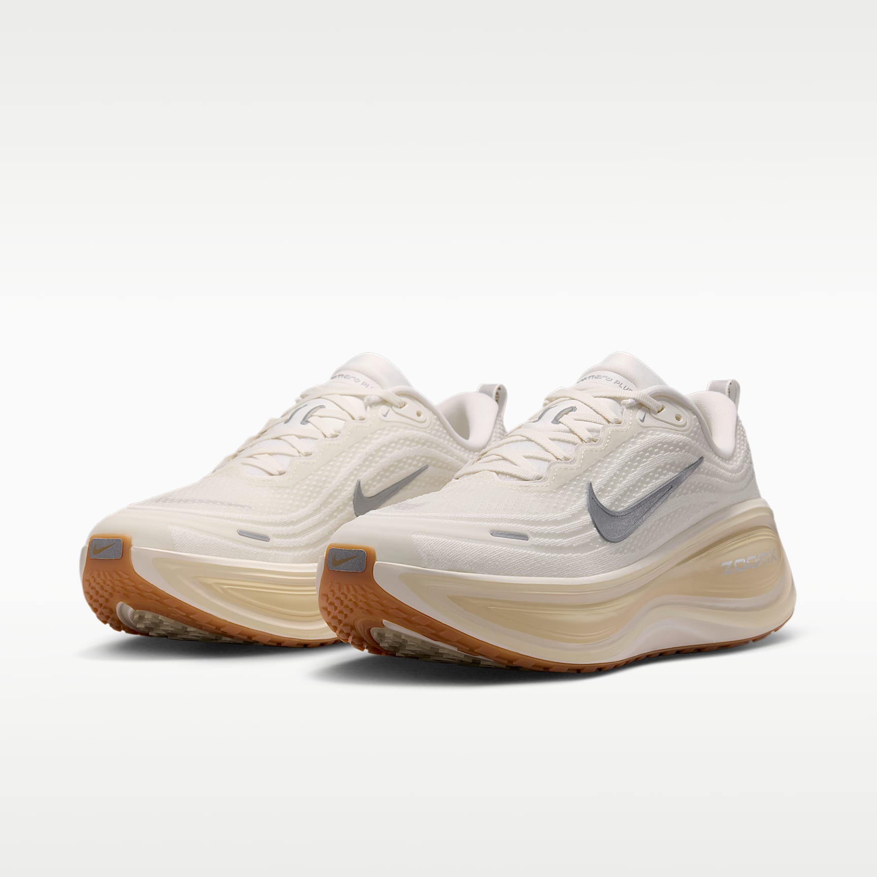 Nike Vomero Plus Straßenlaufschuh (Herren) – Sail/Coconut Milk/Light Khaki/Metallic Silver