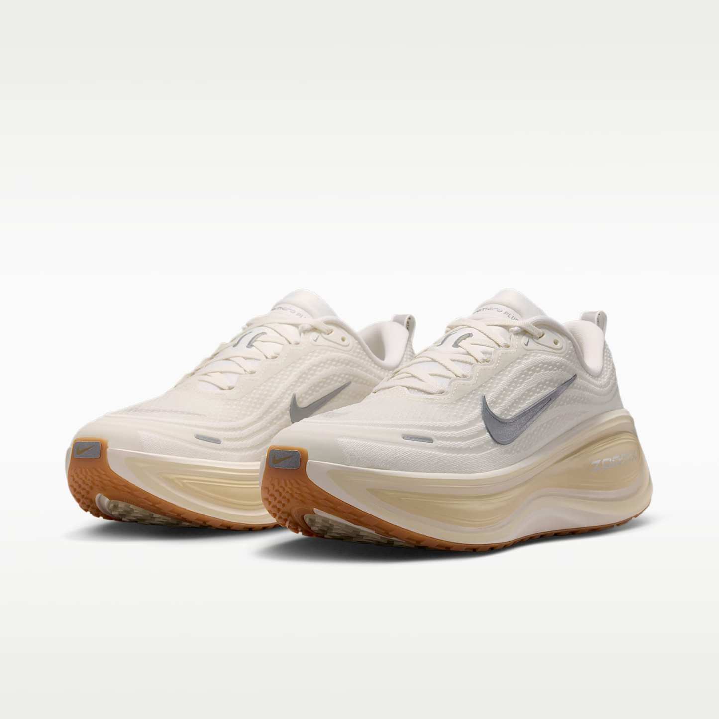 Nike Vomero Plus Straßenlaufschuh (Herren) – Sail/Coconut Milk/Light Khaki/Metallic Silver