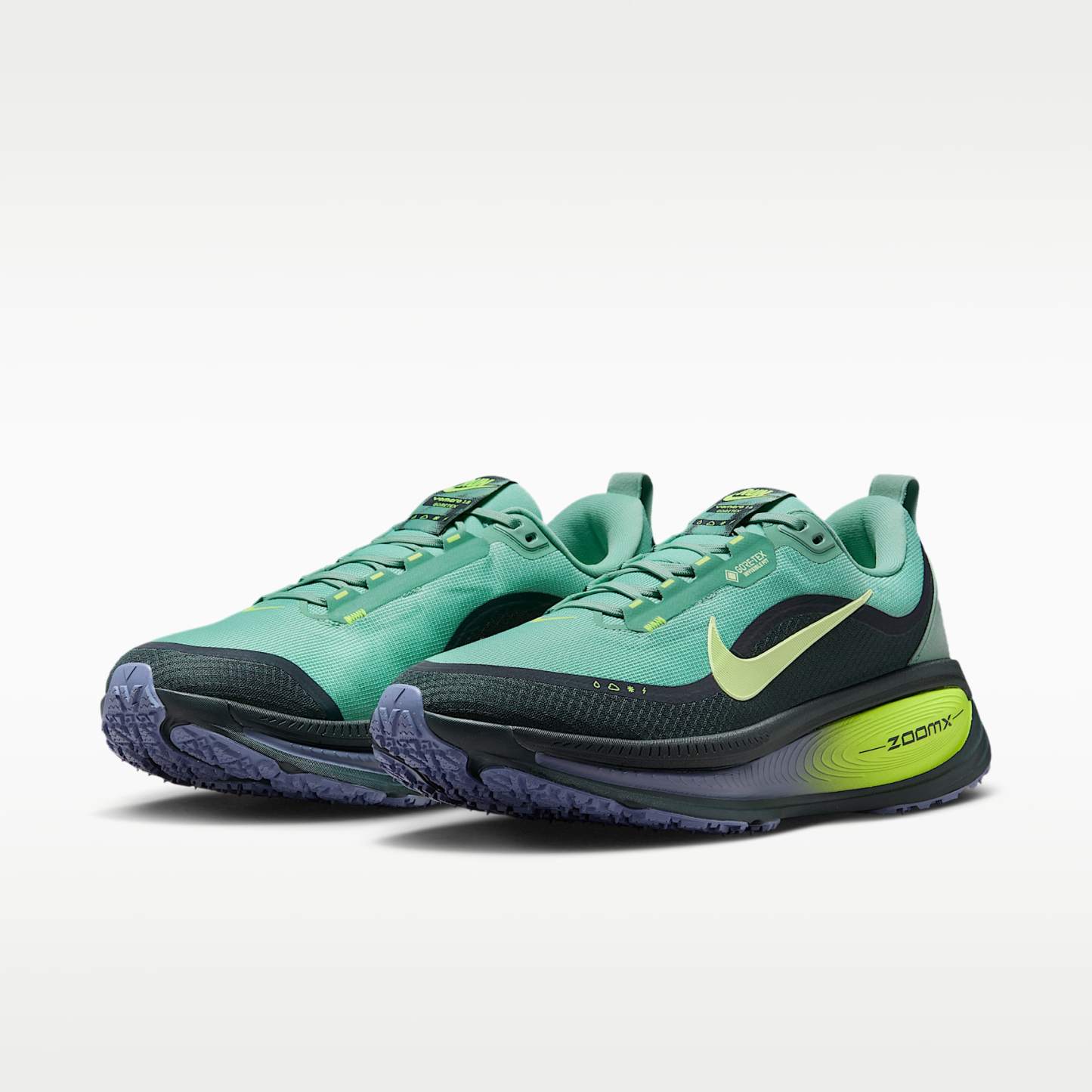 Nike Vomero 18 GORE-TEX wasserdichter Straßenlaufschuh mit reflektierenden Akzenten (Herren) – Seaweed/Cannon/Volt/Barely Volt