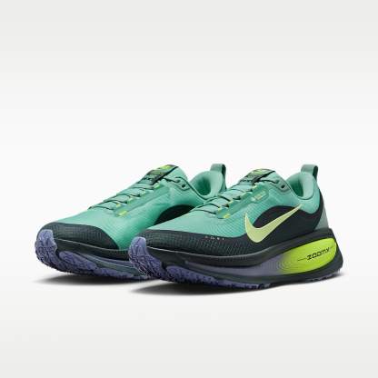 Nike Vomero 18 GORE-TEX wasserdichter Straßenlaufschuh mit reflektierenden Akzenten (Herren) – Seaweed/Cannon/Volt/Barely Volt