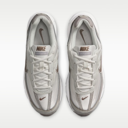 Nike Initiator Damenschuh – Phantom/Light Bone/Sail/Mink Brown