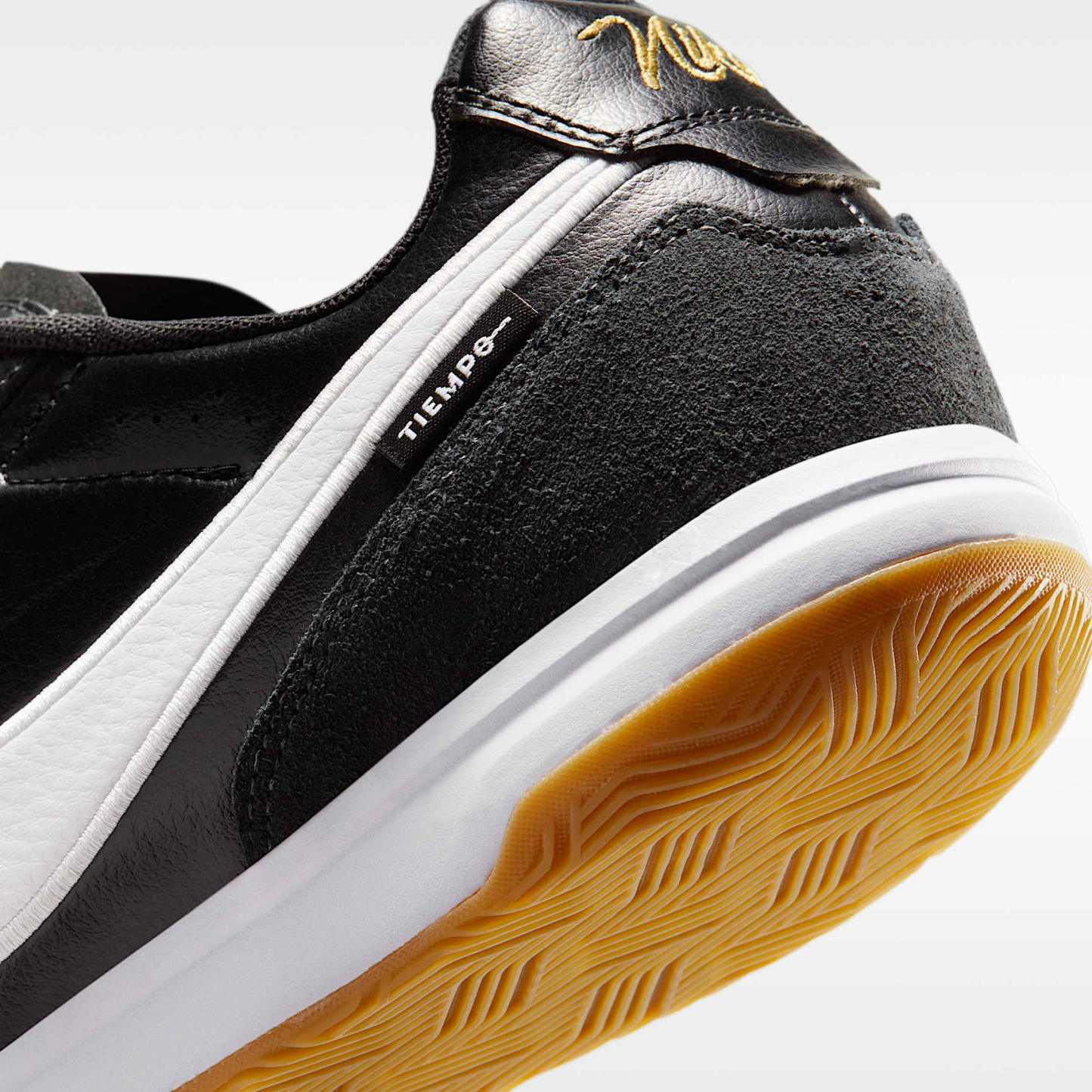 Nike Tiempo Streetgato Low-Top-Fußballschuh für Hallen- und Hartplätze – Schwarz/Weiß