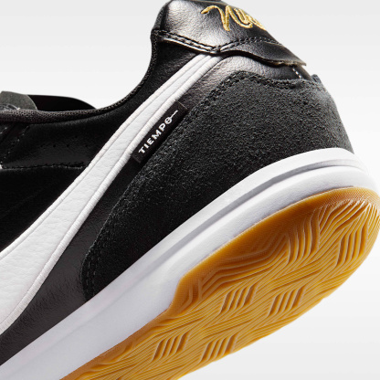 Nike Tiempo Streetgato Low-Top-Fußballschuh für Hallen- und Hartplätze – Schwarz/Weiß