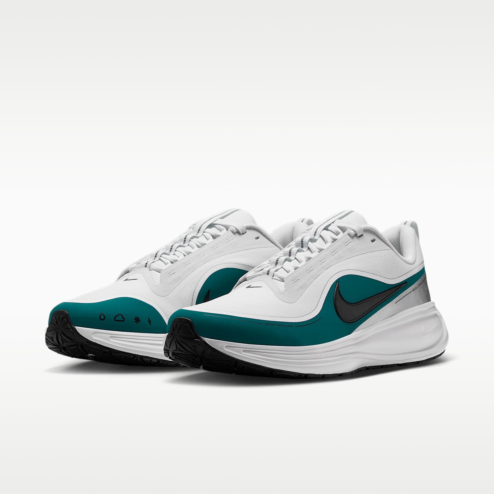 Nike Revolution 8 Utility Straßenlaufschuh (Herren) – Off White/Bright Spruce/Metallic Silver/Schwarz