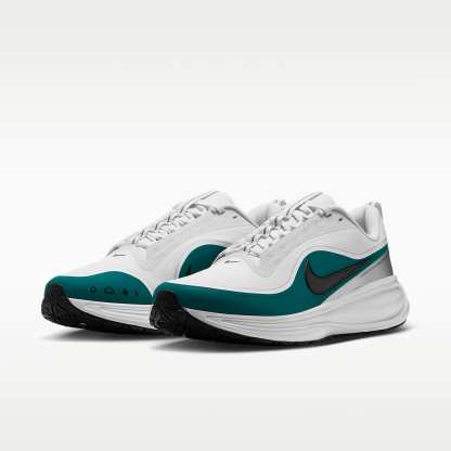 Nike Revolution 8 Utility Straßenlaufschuh (Herren) – Off White/Bright Spruce/Metallic Silver/Schwarz