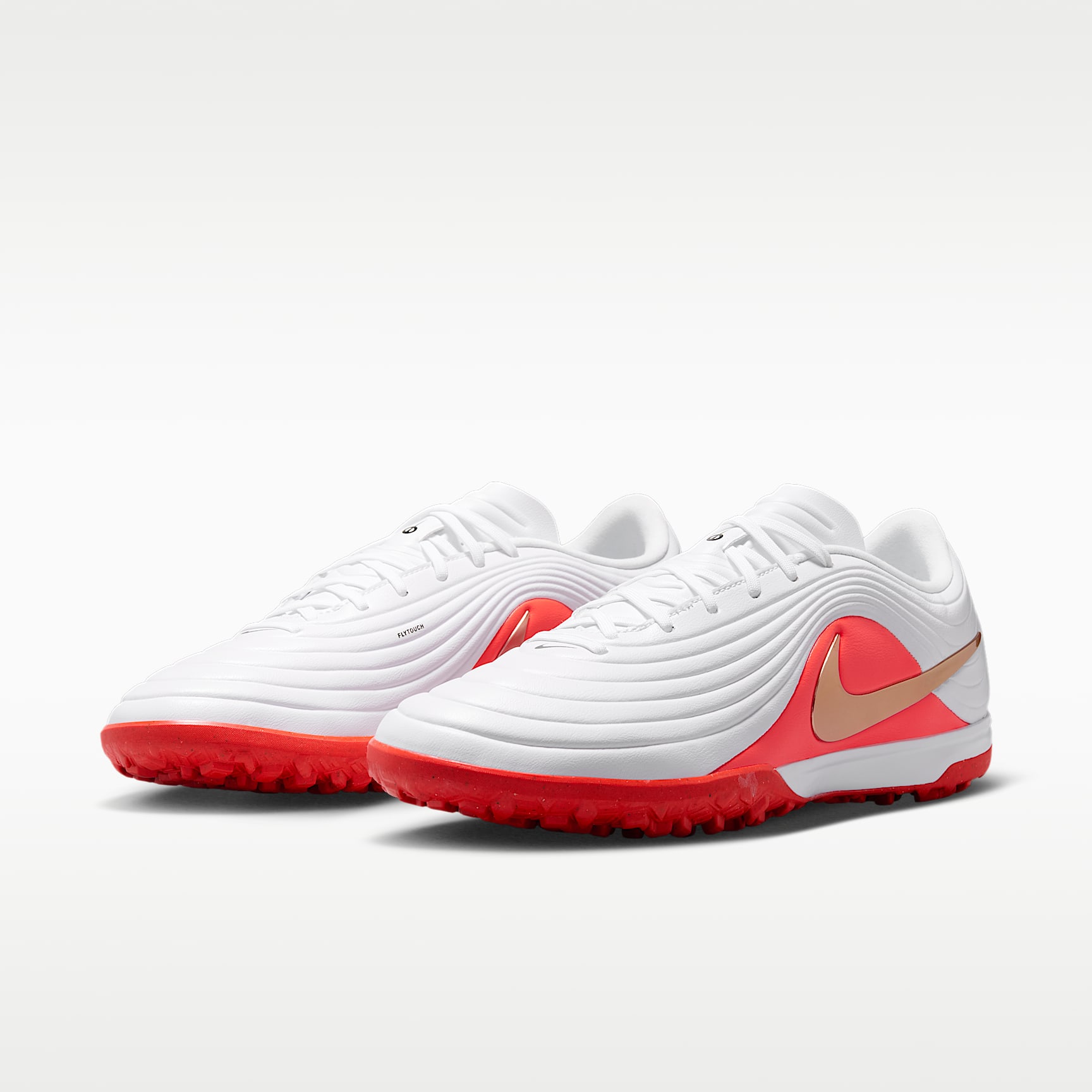 Nike Tiempo Maestro Academy Low-Top-Fußballschuh für Turf – Weiß/Bright Crimson/Blur