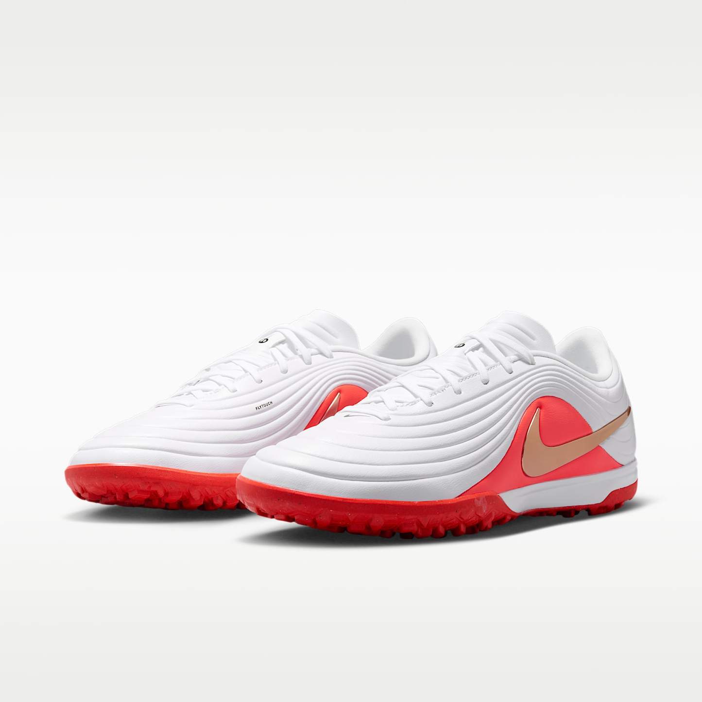 Nike Tiempo Maestro Academy Low-Top-Fußballschuh für Turf – Weiß/Bright Crimson/Blur