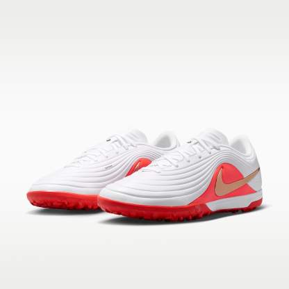 Nike Tiempo Maestro Academy Low-Top-Fußballschuh für Turf – Weiß/Bright Crimson/Blur