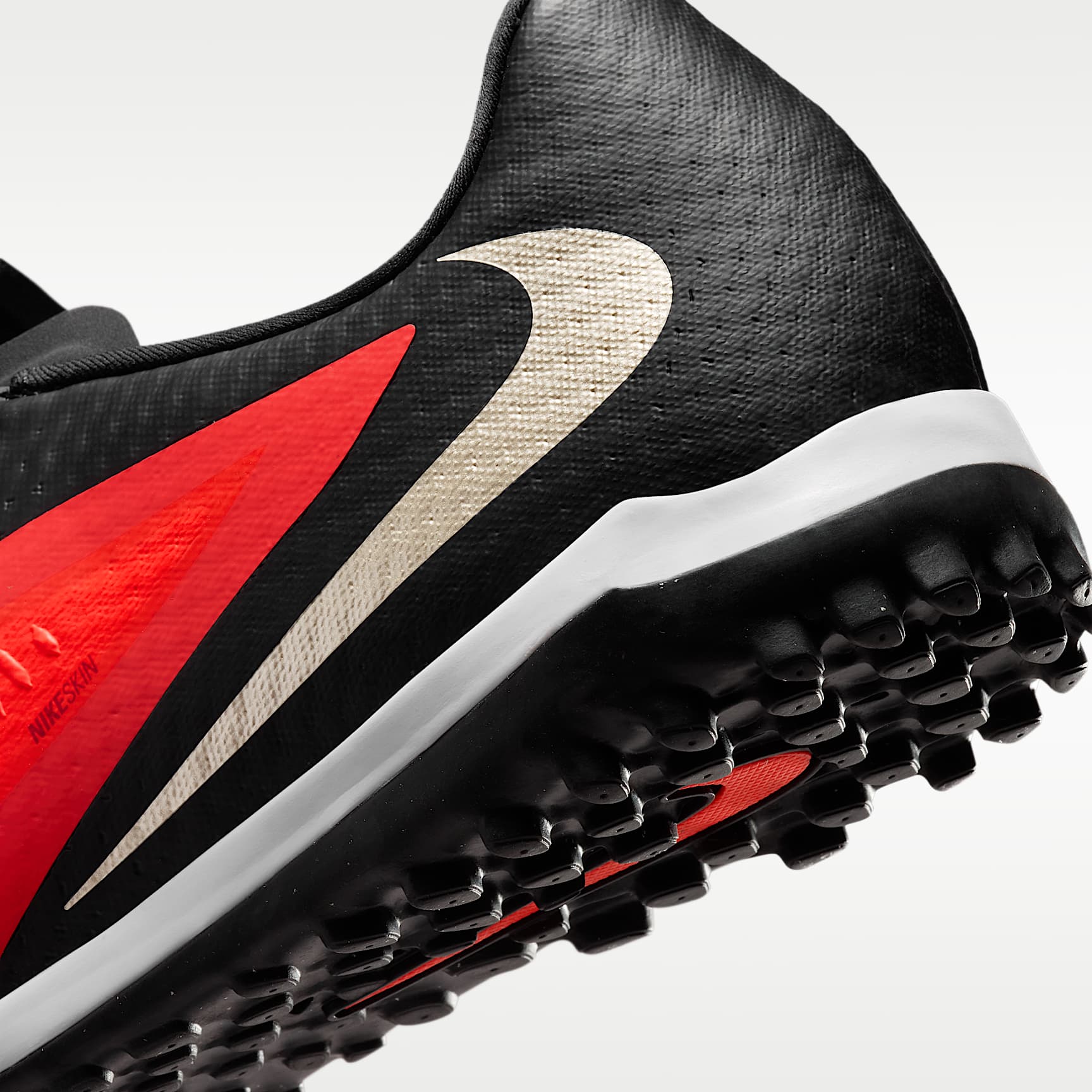 Nike Phantom 6 Low Academy Fußballschuh für Turf – Bright Crimson/Schwarz/Blur