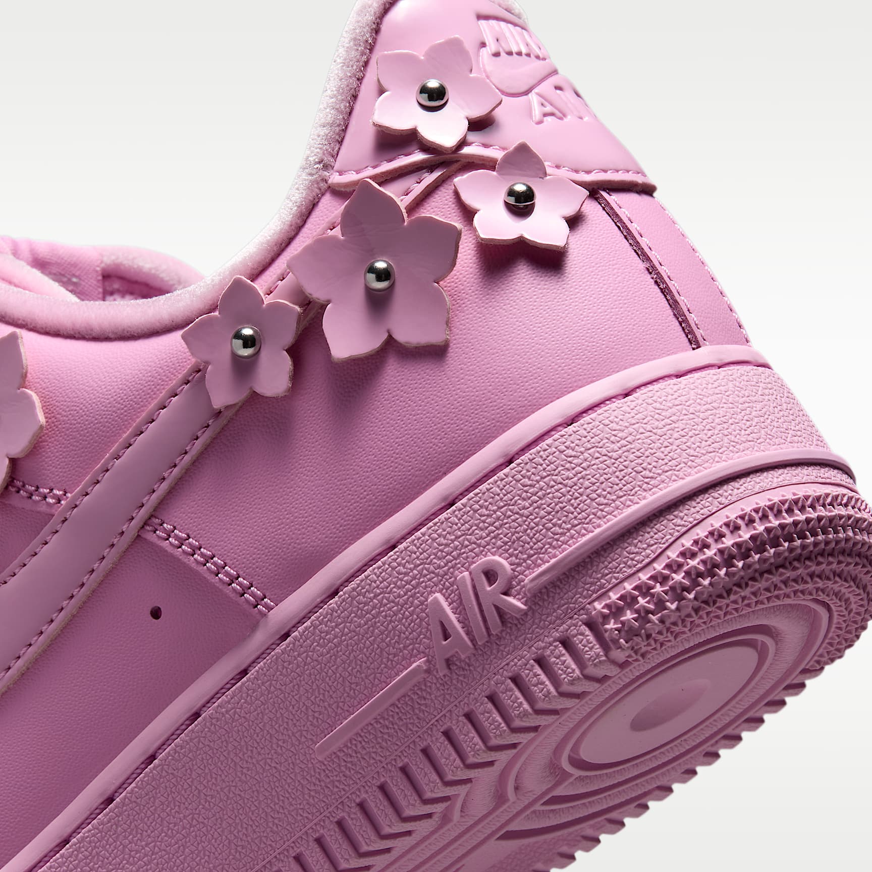 Nike Air Force 1 '07 "Florette" Schuh (Damen) – Pink Rise/Pink Foam/Metallic Silver/Pink Rise