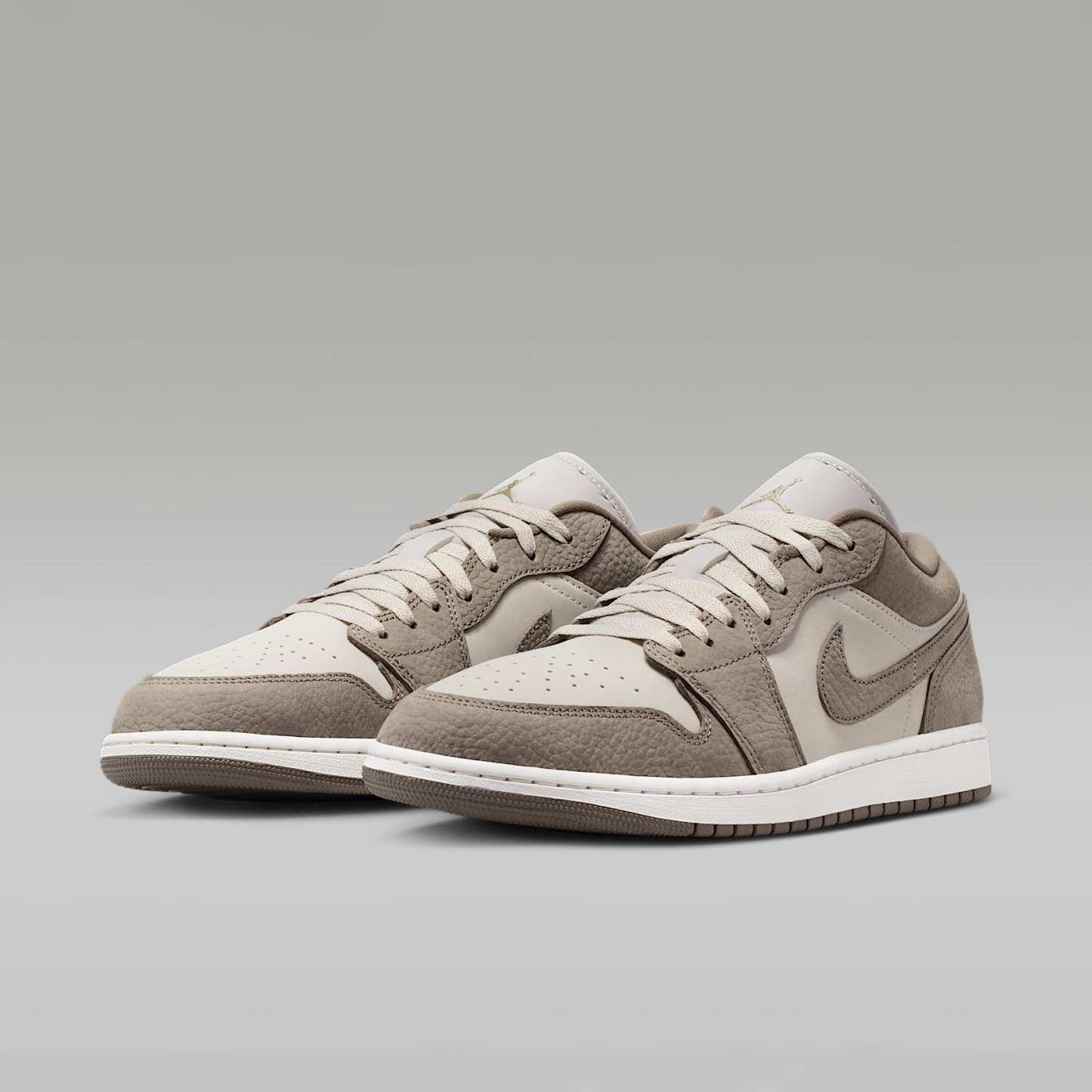 Air Jordan 1 Low Herrenschuh – Olive Grey/Cream II/Silver Sage/Olive Grey