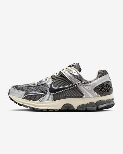 Nike Zoom Vomero 5 Schuh (Herren) – Iron Grey/Metallic Silver/Coconut Milk/Chrome