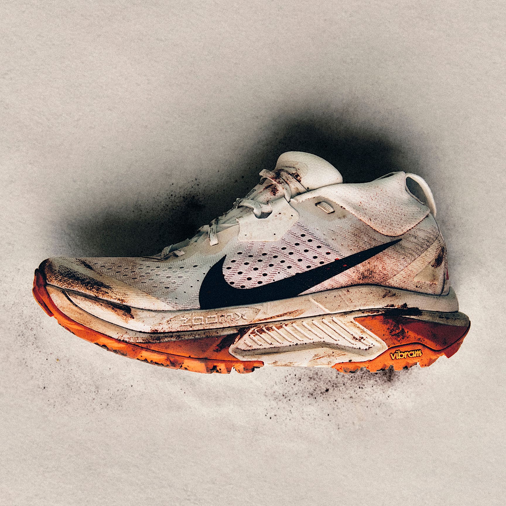 ACG Zegama Trail Traillaufschuh (Damen) – Summit White/Phantom/Safety Orange/Schwarz