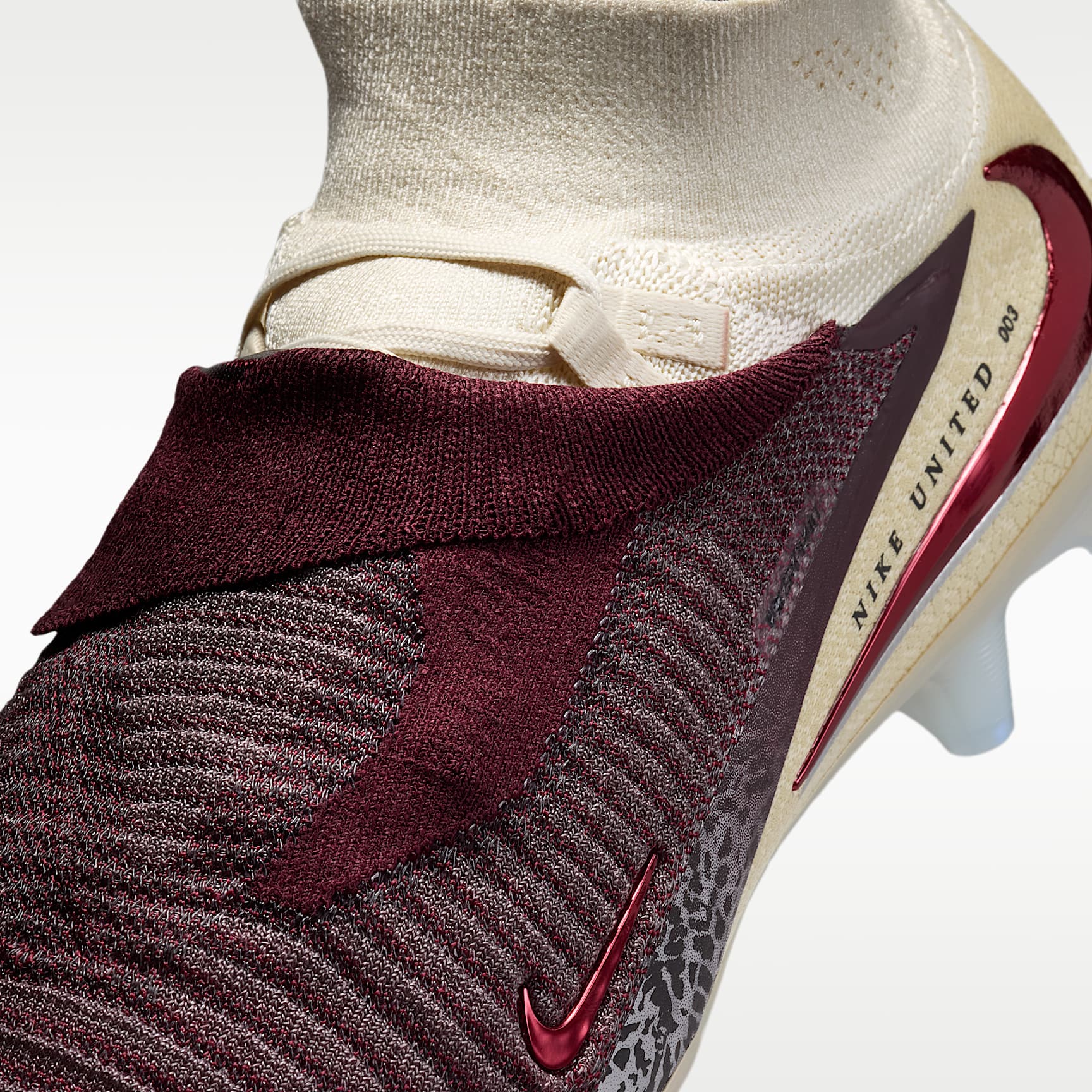 Nike United Phantom 6 High Elite Fußballschuh für normalen Rasen – Burgundy Crush/Fossil/University Red