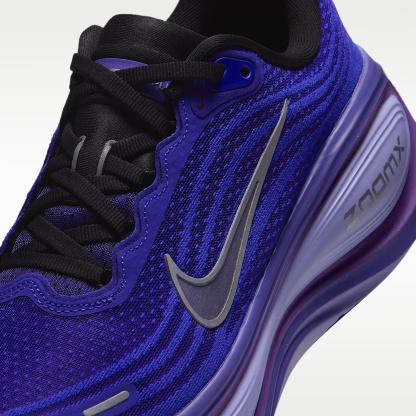 Nike Vomero Plus Straßenlaufschuh (Damen) – Schwarz/Persian Violet/Vivid Violet/Metallic Silver