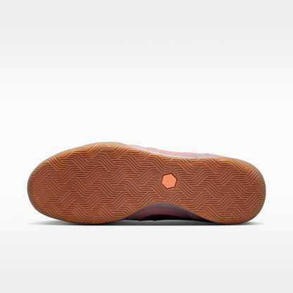 Nike Tiempo Streetgato PRM Low-Top-Fußballschuh für Hallen- und Hartplätze – Light Violet Ore/Gum Dark Brown/Peony