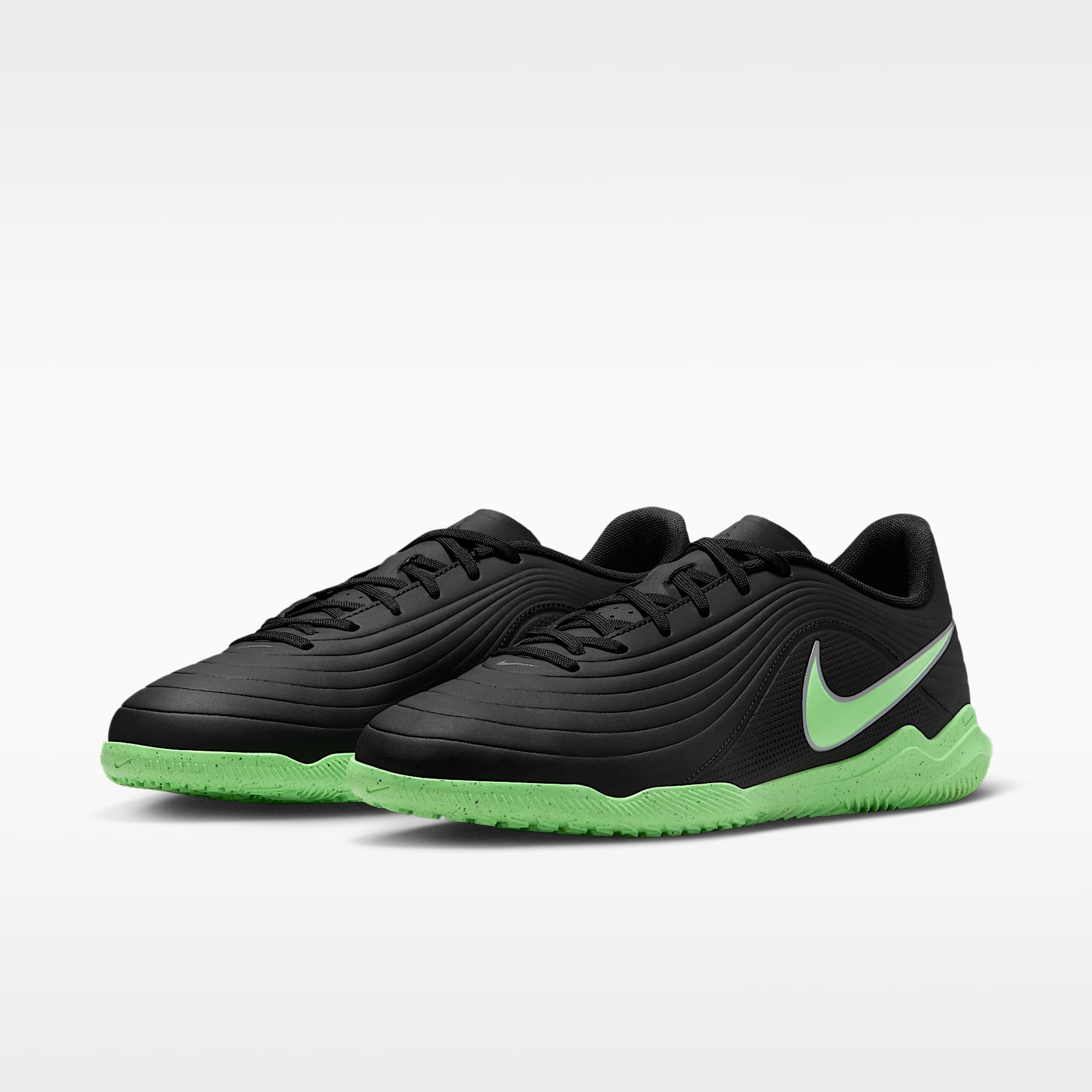 Nike Tiempo Maestro Club Low-Top-Fußballschuh für Hallen- und Hartplätze – Schwarz/Schwarz/Illusion Green