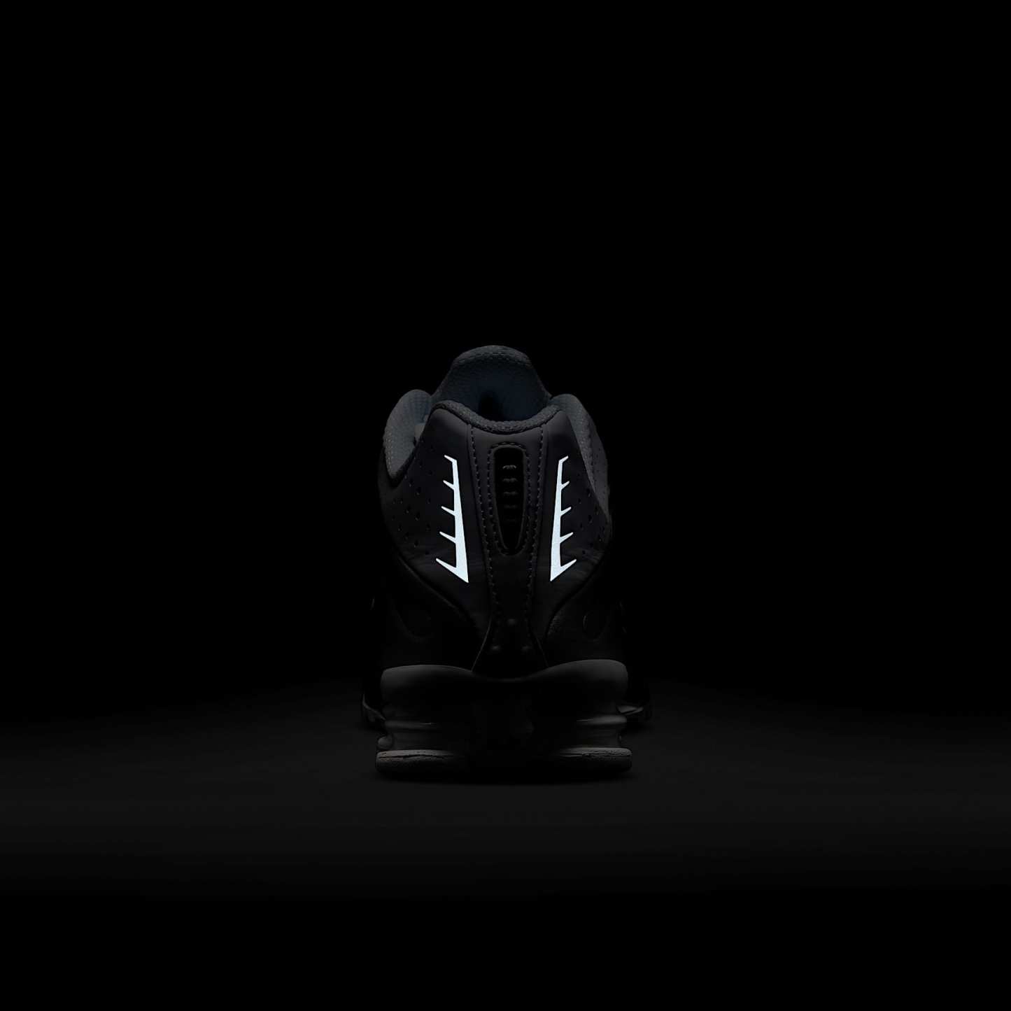 Nike Shox R4 Schuh (Herren) – Weiß/Weiß/Bright Crimson/Metallic Silver