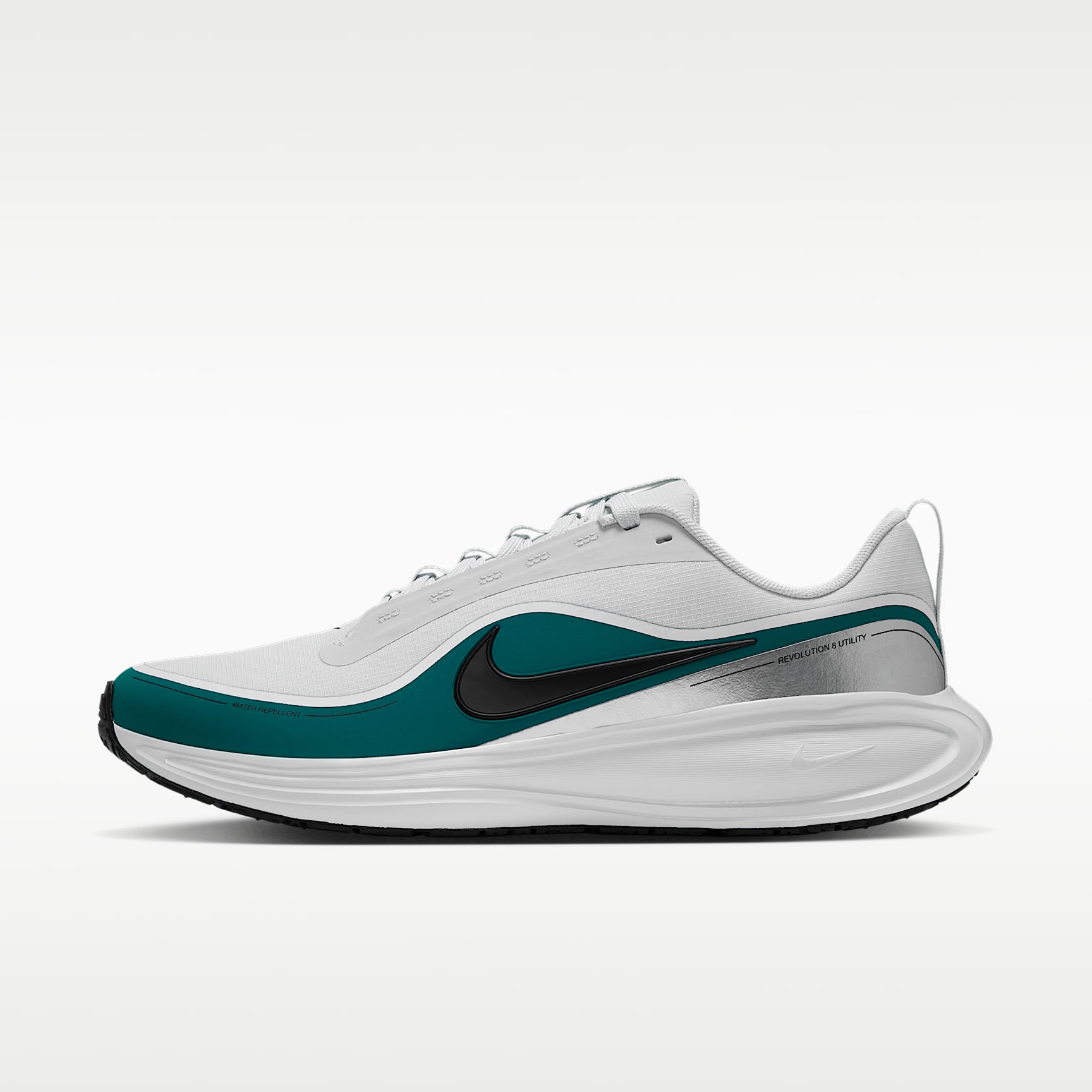 Nike Revolution 8 Utility Straßenlaufschuh (Herren) – Off White/Bright Spruce/Metallic Silver/Schwarz