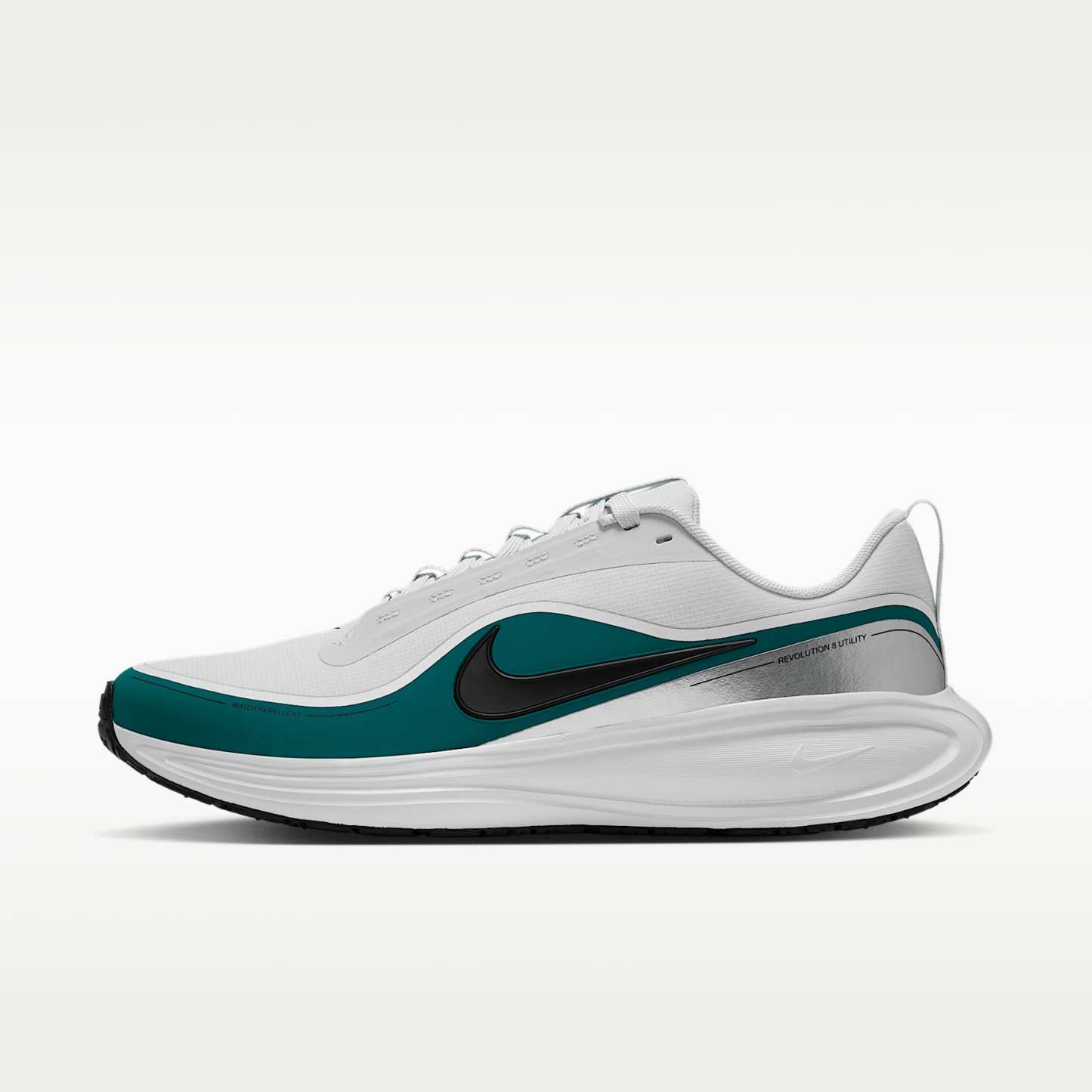 Nike Revolution 8 Utility Straßenlaufschuh (Herren) – Off White/Bright Spruce/Metallic Silver/Schwarz