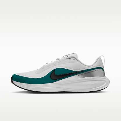 Nike Revolution 8 Utility Straßenlaufschuh (Herren) – Off White/Bright Spruce/Metallic Silver/Schwarz