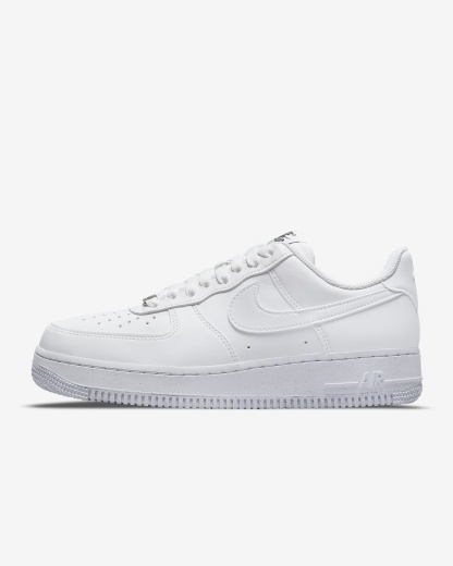 Nike Air Force 1 '07 SE Suede Damenschuh – Weiß/Schwarz/Metallic Silver/Weiß