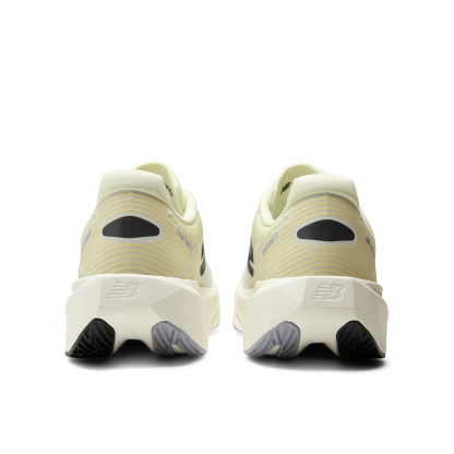 New Balance MFCX8QY - Fuelcell Rebel V5 Laufschuhe in BEIGE
