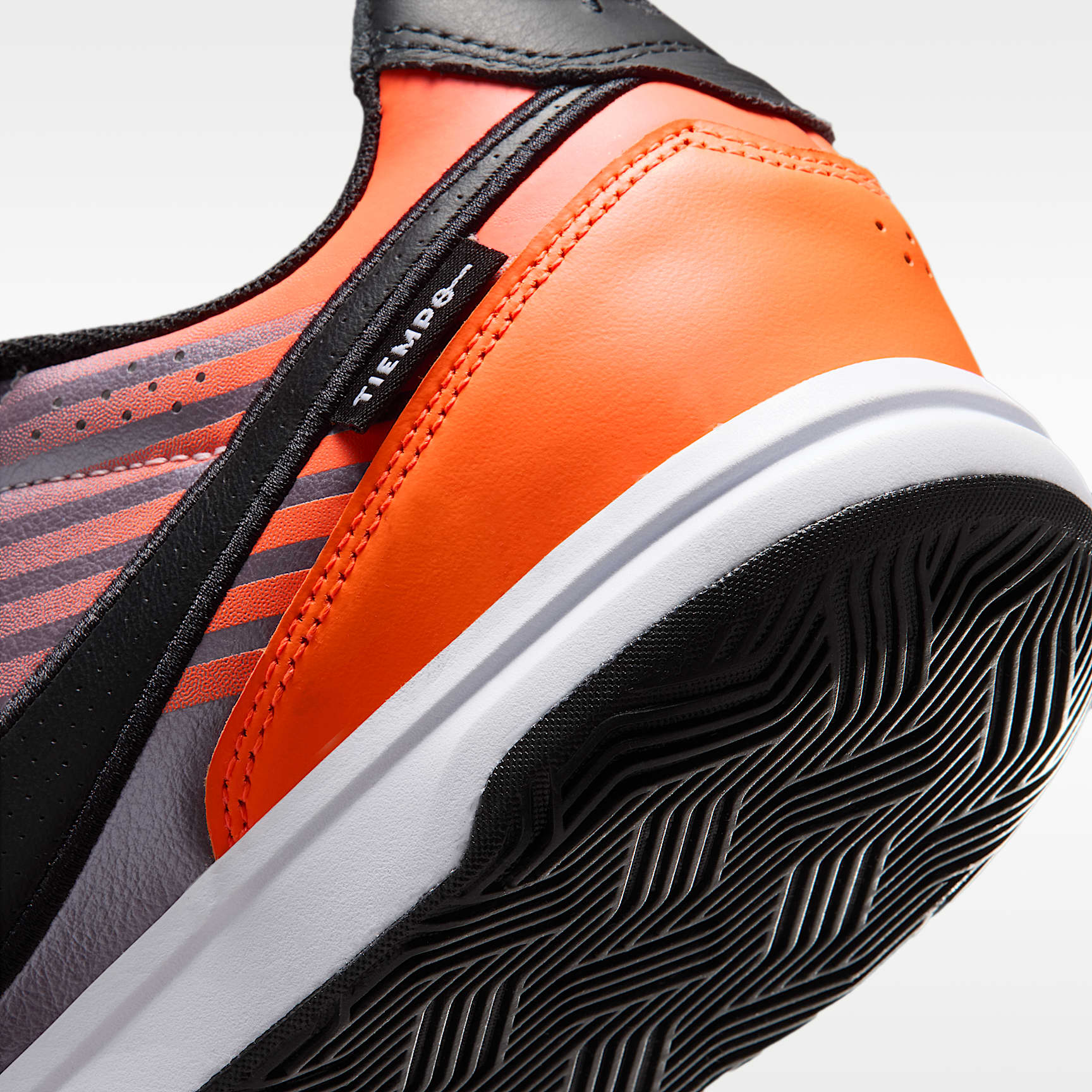 Nike Tiempo Streetgato PRM Heritage Low-Top-Fußballschuh für Hallen- und Hartplätze – Bleached Lilac/Total Orange/Schwarz