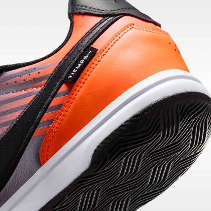 Nike Tiempo Streetgato PRM Heritage Low-Top-Fußballschuh für Hallen- und Hartplätze – Bleached Lilac/Total Orange/Schwarz