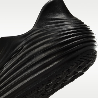 Nike ReactX Rejuven8 Schuh (Damen) – Schwarz/Schwarz/Schwarz