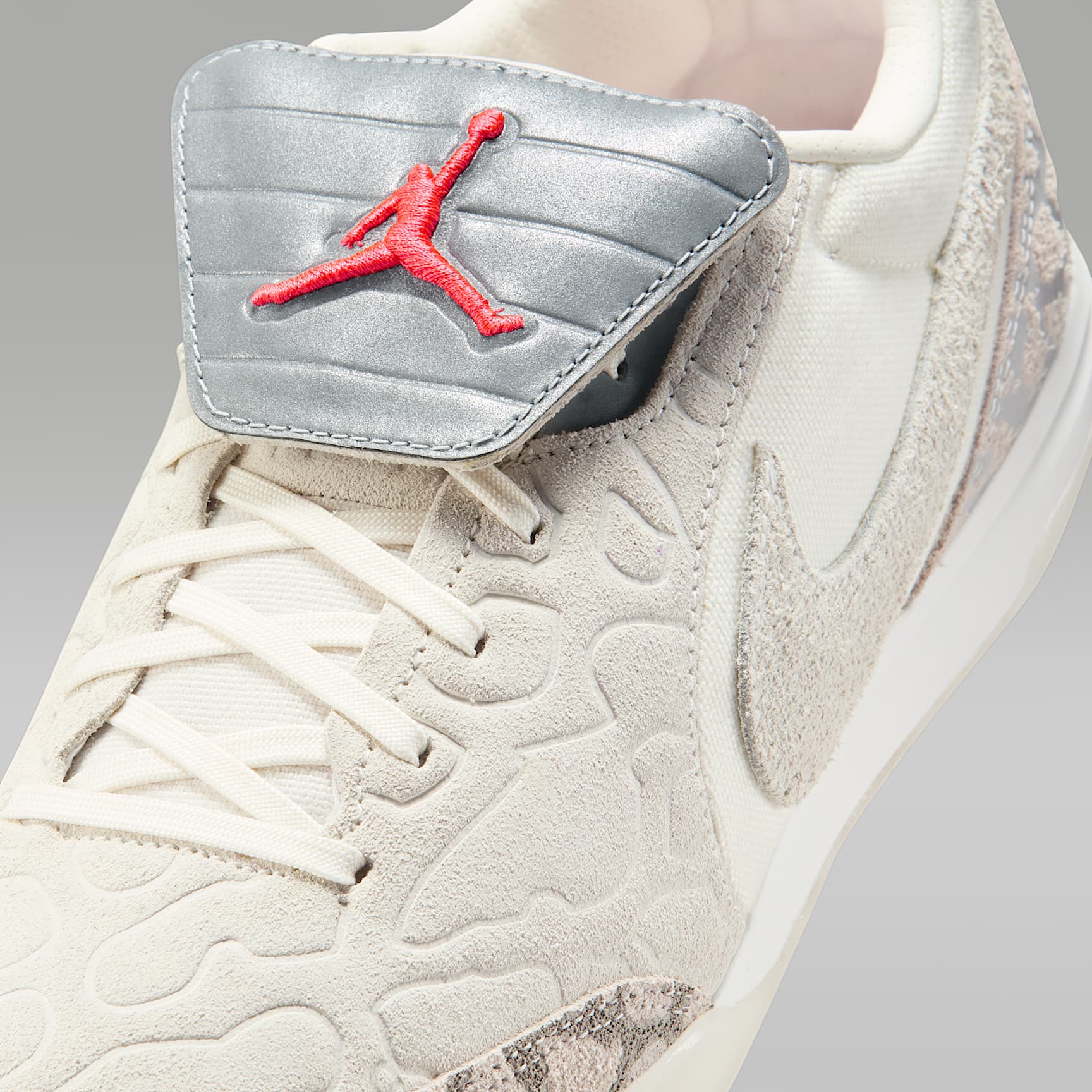 Jordan Tiempo Streetgato SE Low-Top-Fußballschuh für Hallen- und Hartplätze – Phantom/Infrared 23/Sail