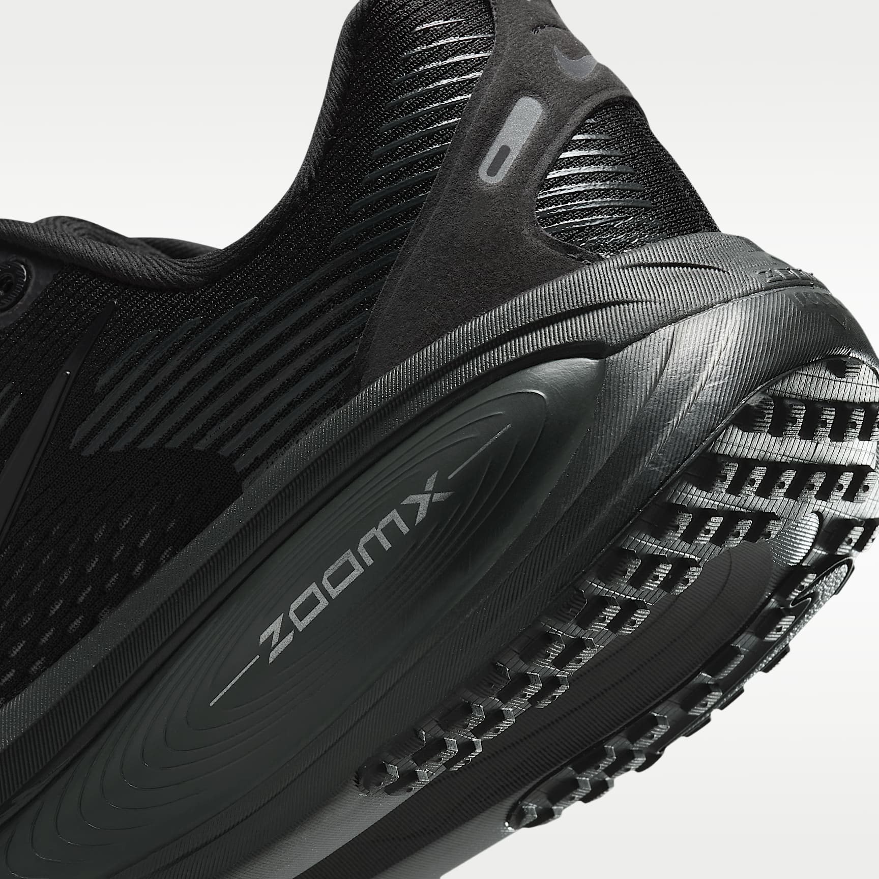 Nike Vomero 18 Straßenlaufschuh (Damen) – Schwarz/Dark Smoke Grey/Light Smoke Grey/Schwarz