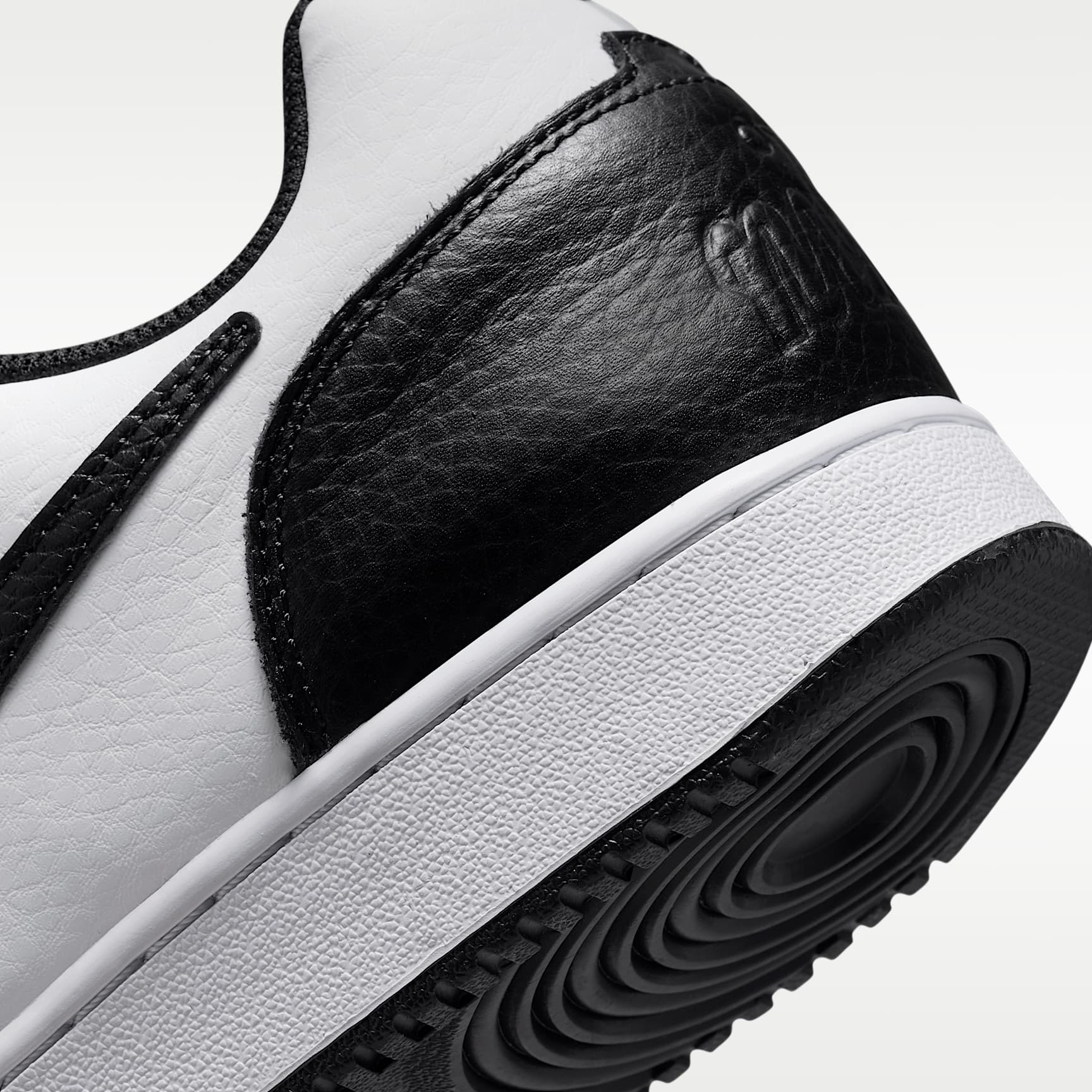 Nike Ebernon Low Premium Herrenschuh – Weiß/Wolf Grey/Schwarz