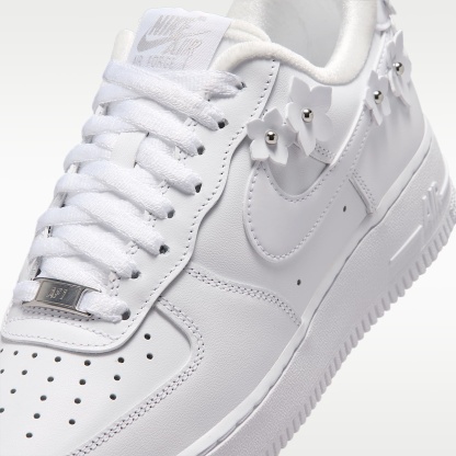 Nike Air Force 1 '07 "Florette" Schuh (Damen) – Weiß/Wolf Grey/Metallic Silver/Weiß