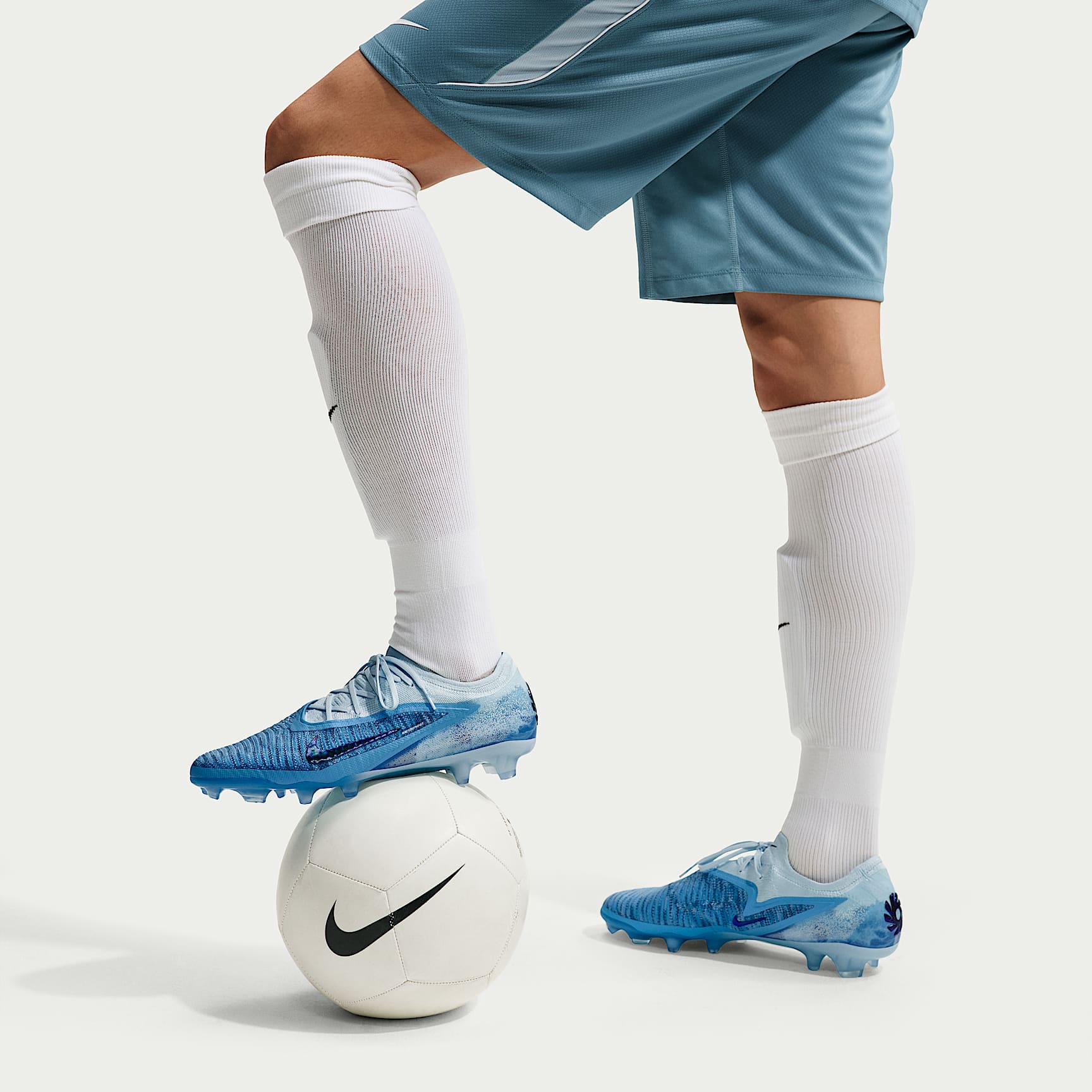Nike Phantom 6 Low Elite "Erling Haaland" Fußballschuh für normalen Rasen – Baltic Blue/Glacier Blue/Blue Eclipse