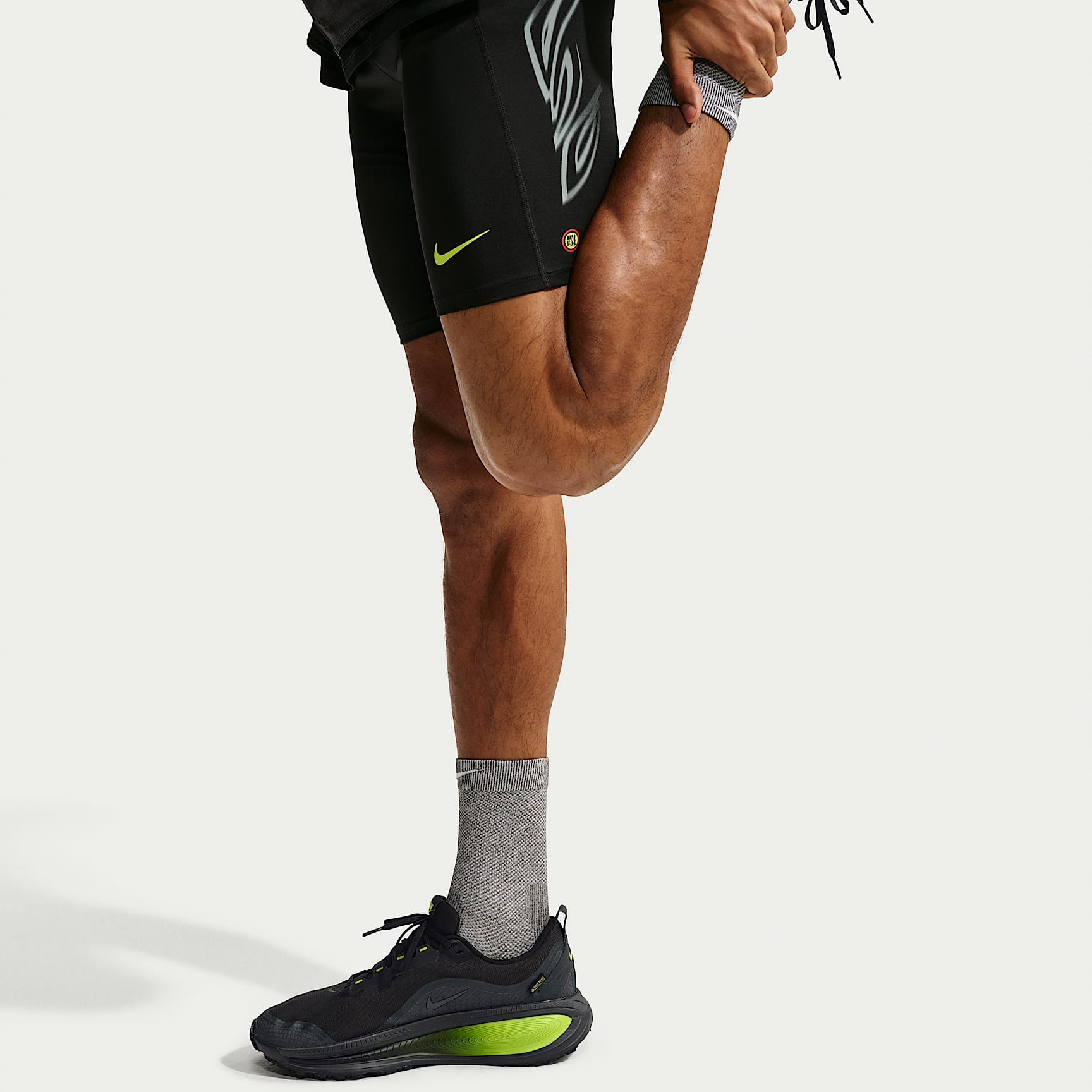 Nike Vomero 18 GORE-TEX wasserdichter Straßenlaufschuh mit reflektierenden Akzenten (Herren) – Anthracite/Lemon Venom/Schwarz