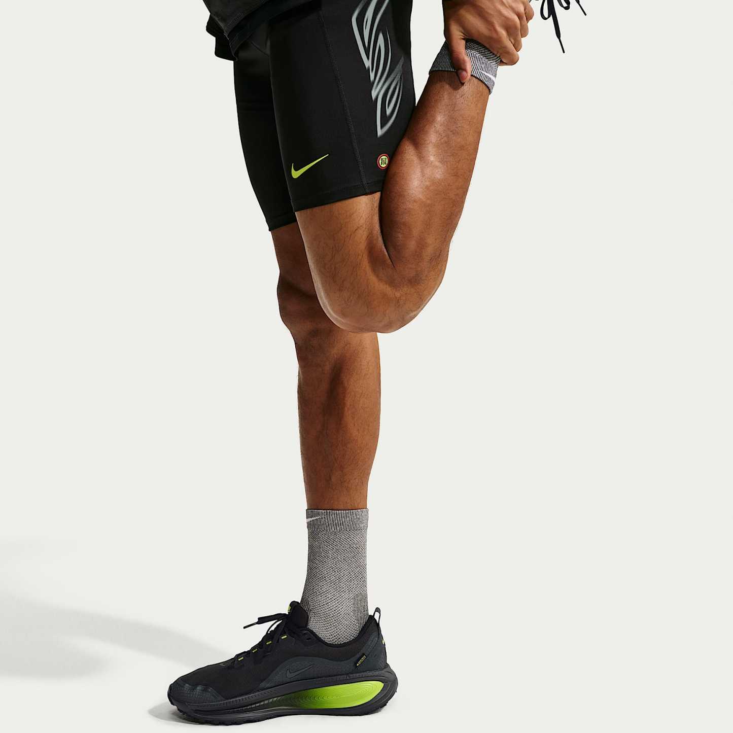 Nike Vomero 18 GORE-TEX wasserdichter Straßenlaufschuh mit reflektierenden Akzenten (Herren) – Anthracite/Lemon Venom/Schwarz