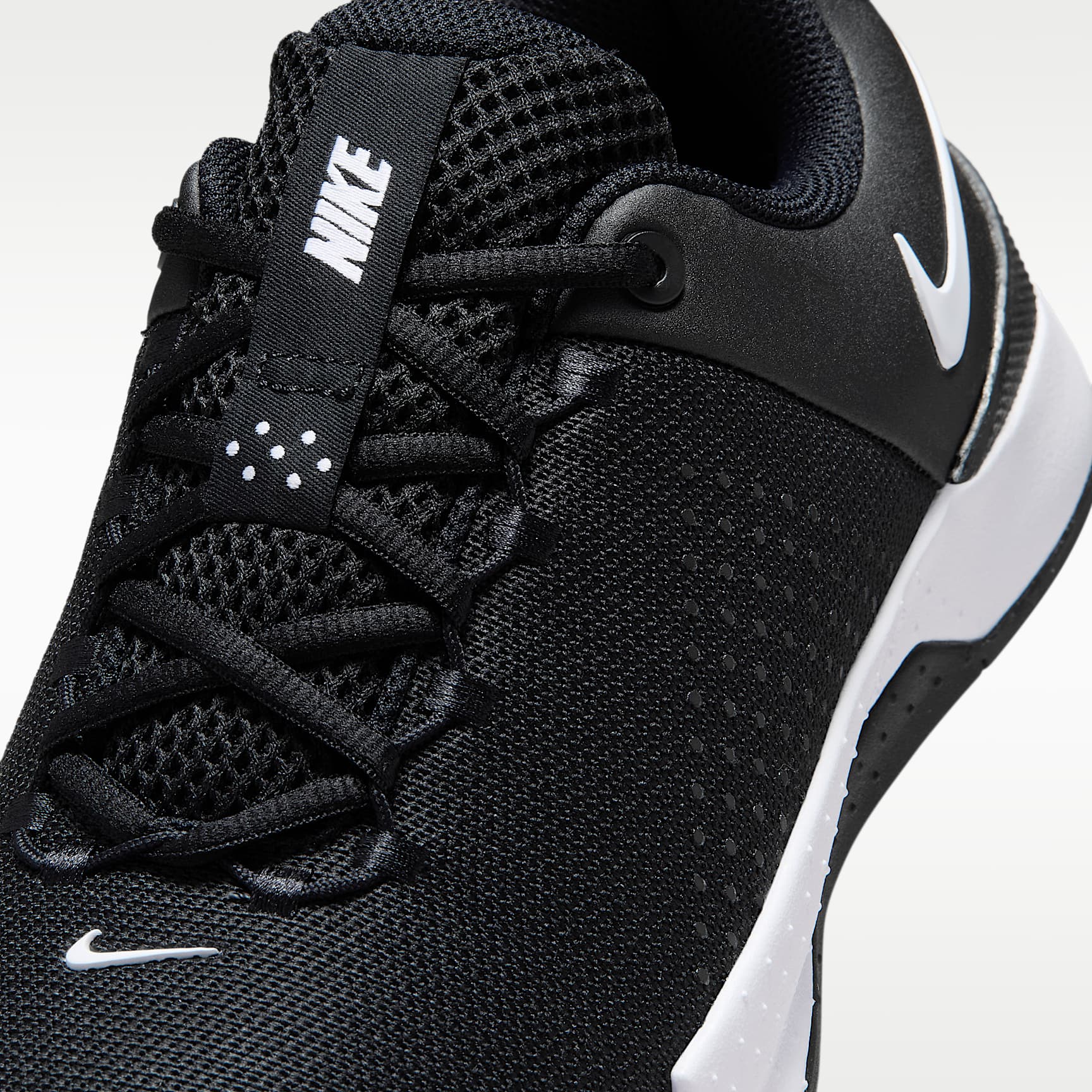 Nike MC Trainer 4 Trainingsschuh (Damen) – Schwarz/Weiß