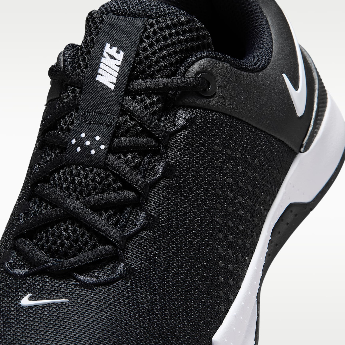 Nike MC Trainer 4 Trainingsschuh (Damen) – Schwarz/Weiß