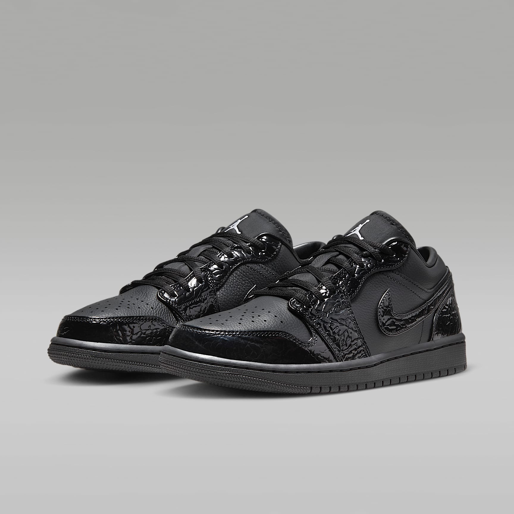 Air Jordan 1 Low SE Damenschuh – Schwarz/Weiß/Metallic Silver/Schwarz