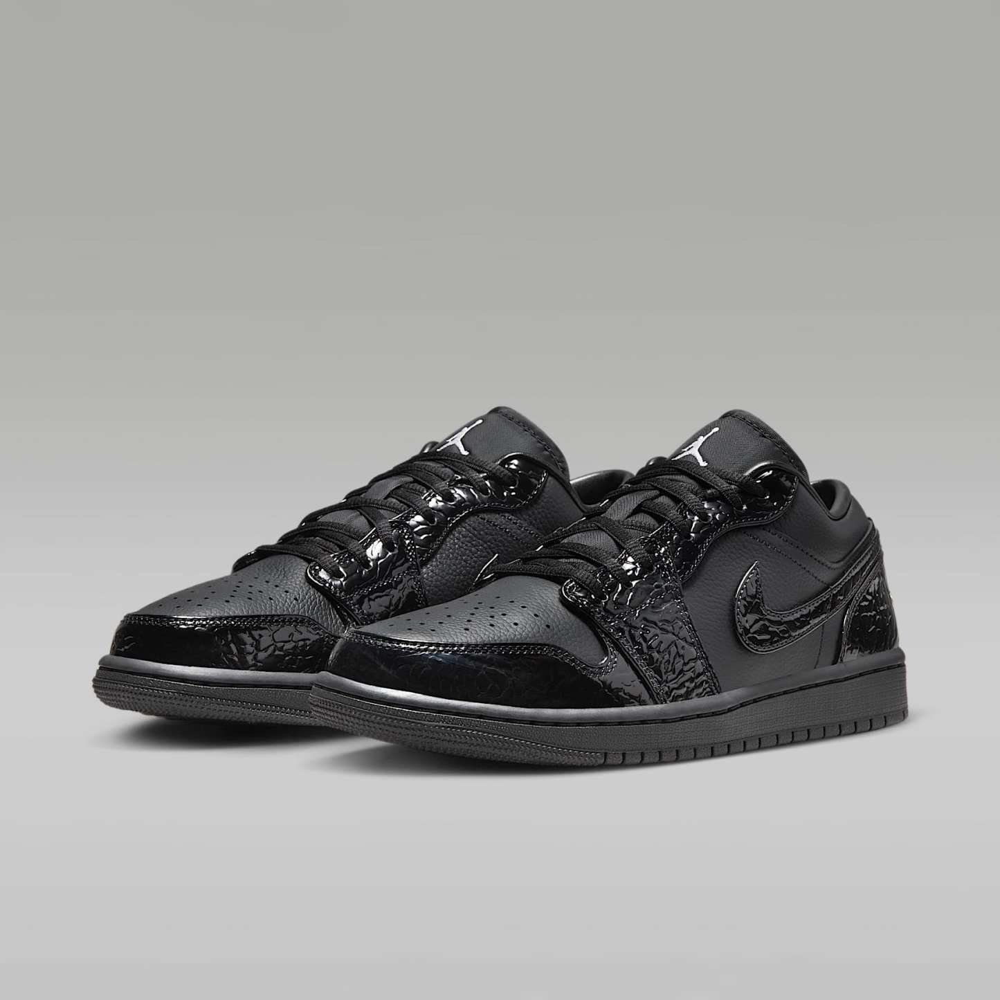 Air Jordan 1 Low SE Damenschuh – Schwarz/Weiß/Metallic Silver/Schwarz