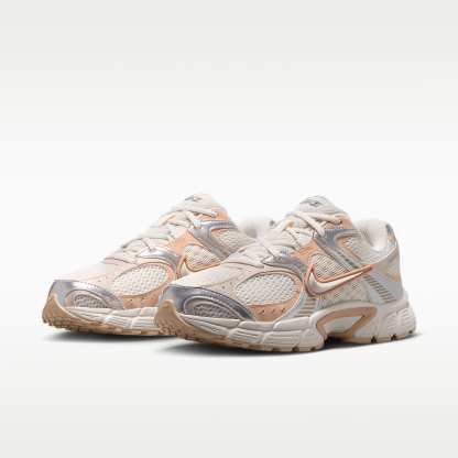 Nike V5 RNR Schuh mit reflektierenden Akzenten (Damen) – Phantom/Chalk/Shimmer/Phantom
