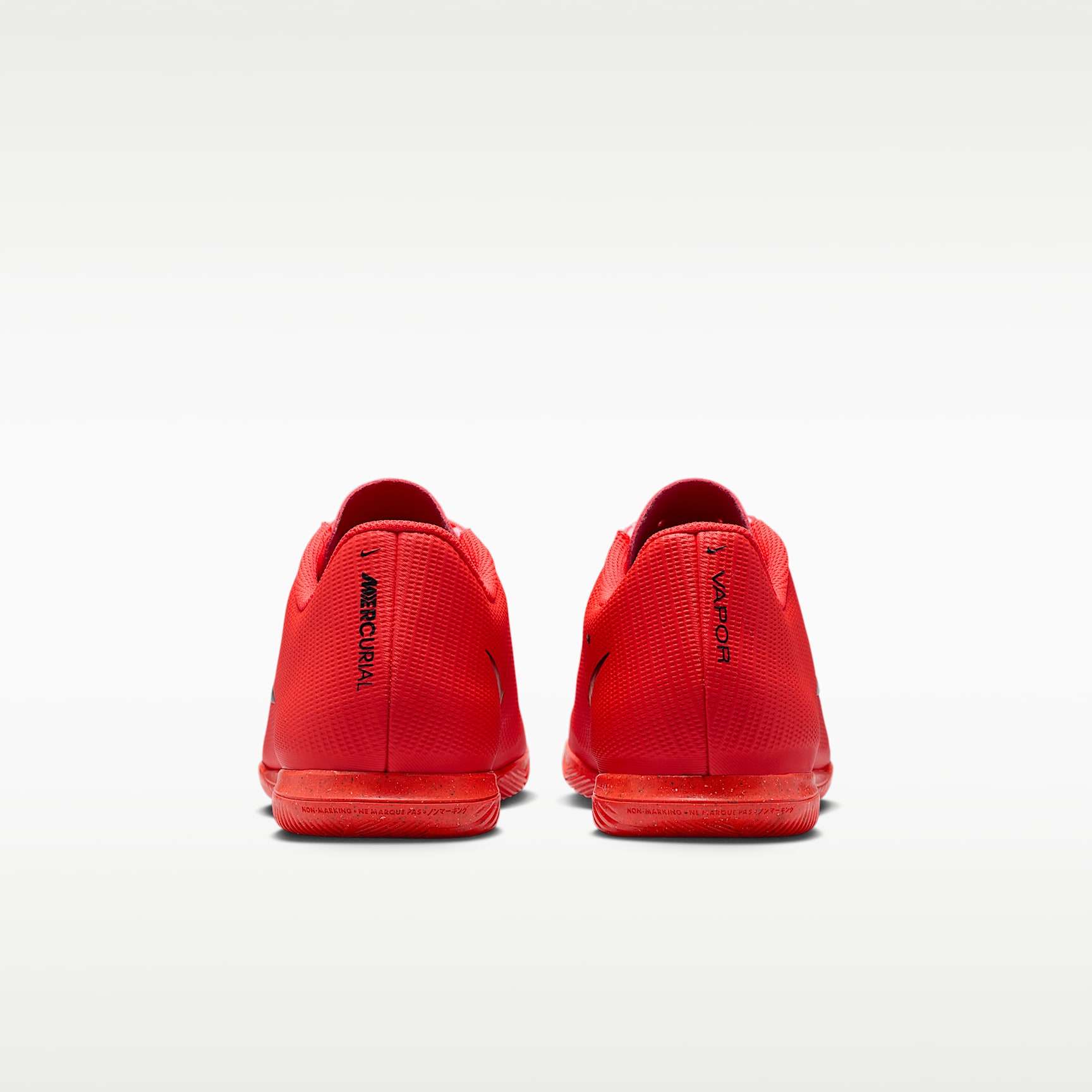 Nike Mercurial Vapor 17 Club Low-Top-Fußballschuh für Hallen- und Hartplätze – Bright Crimson/Blur