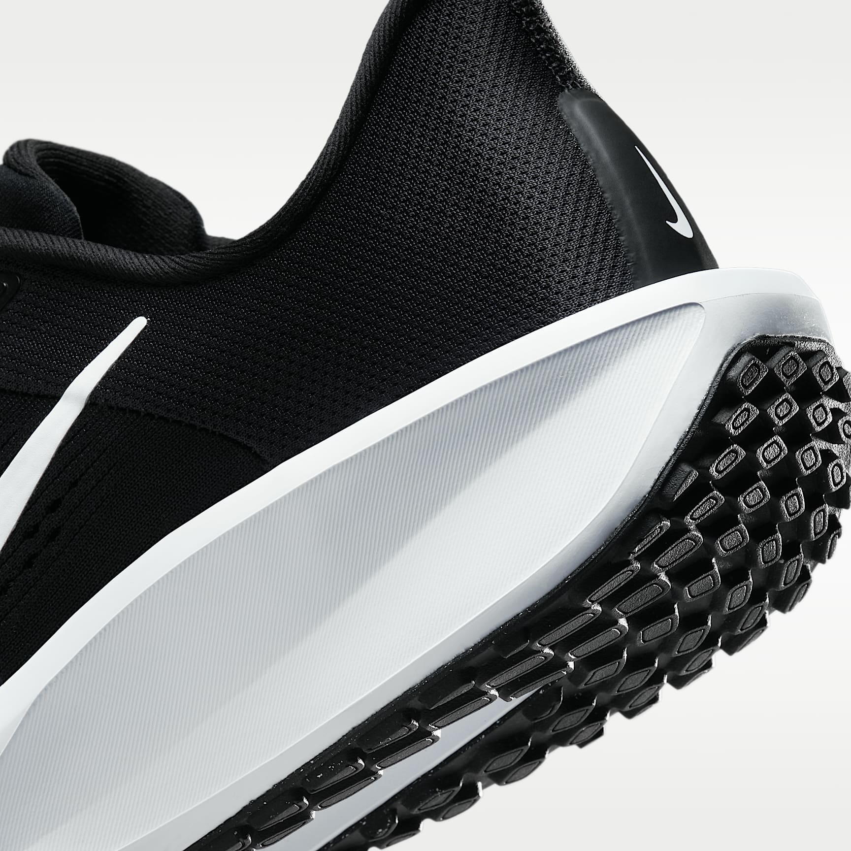 Nike Quest 6 Straßenlaufschuh (Damen) – Schwarz/Iron Grey/Weiß