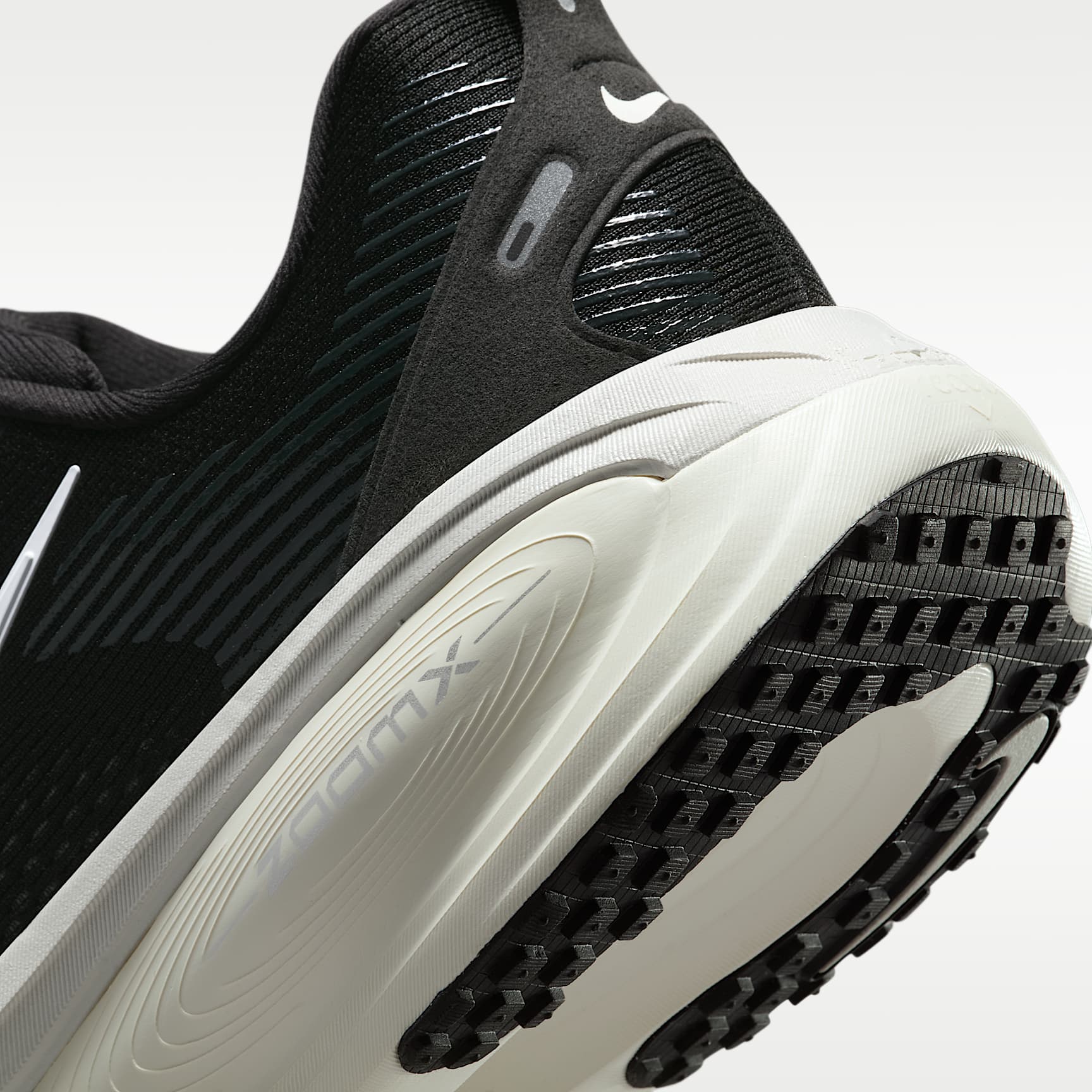 Nike Vomero 18 Straßenlaufschuh (Herren) – Schwarz/Coconut Milk/Light Iron Ore/Summit White