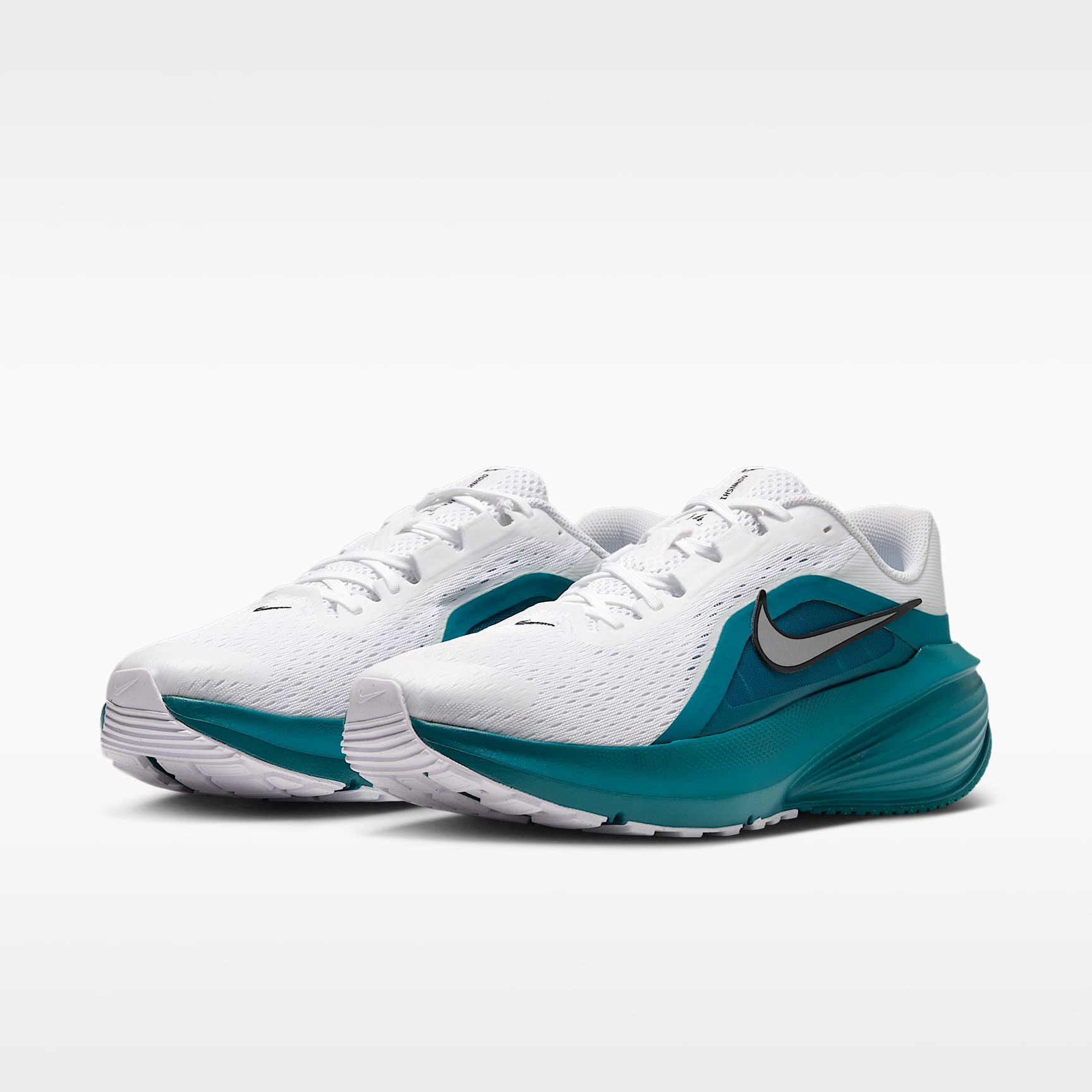 Nike Downshifter 14 Straßenlaufschuh (Herren) – Weiß/Bright Spruce/Schwarz/Metallic Silver