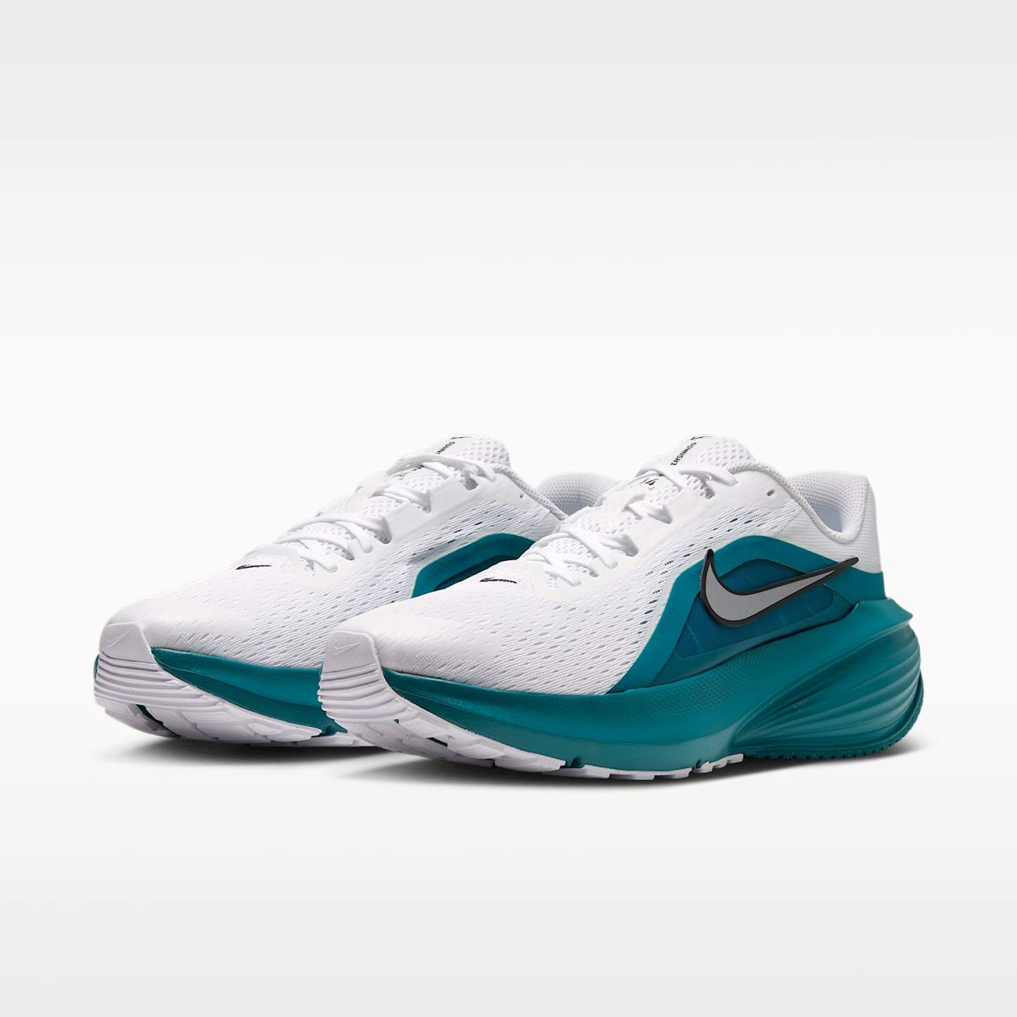 Nike Downshifter 14 Straßenlaufschuh (Herren) – Weiß/Bright Spruce/Schwarz/Metallic Silver